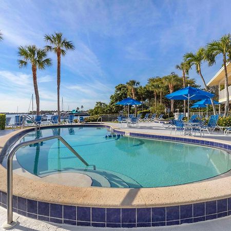 Отель Hilton Vacation Club Charter Club Naples Bay Экстерьер фото