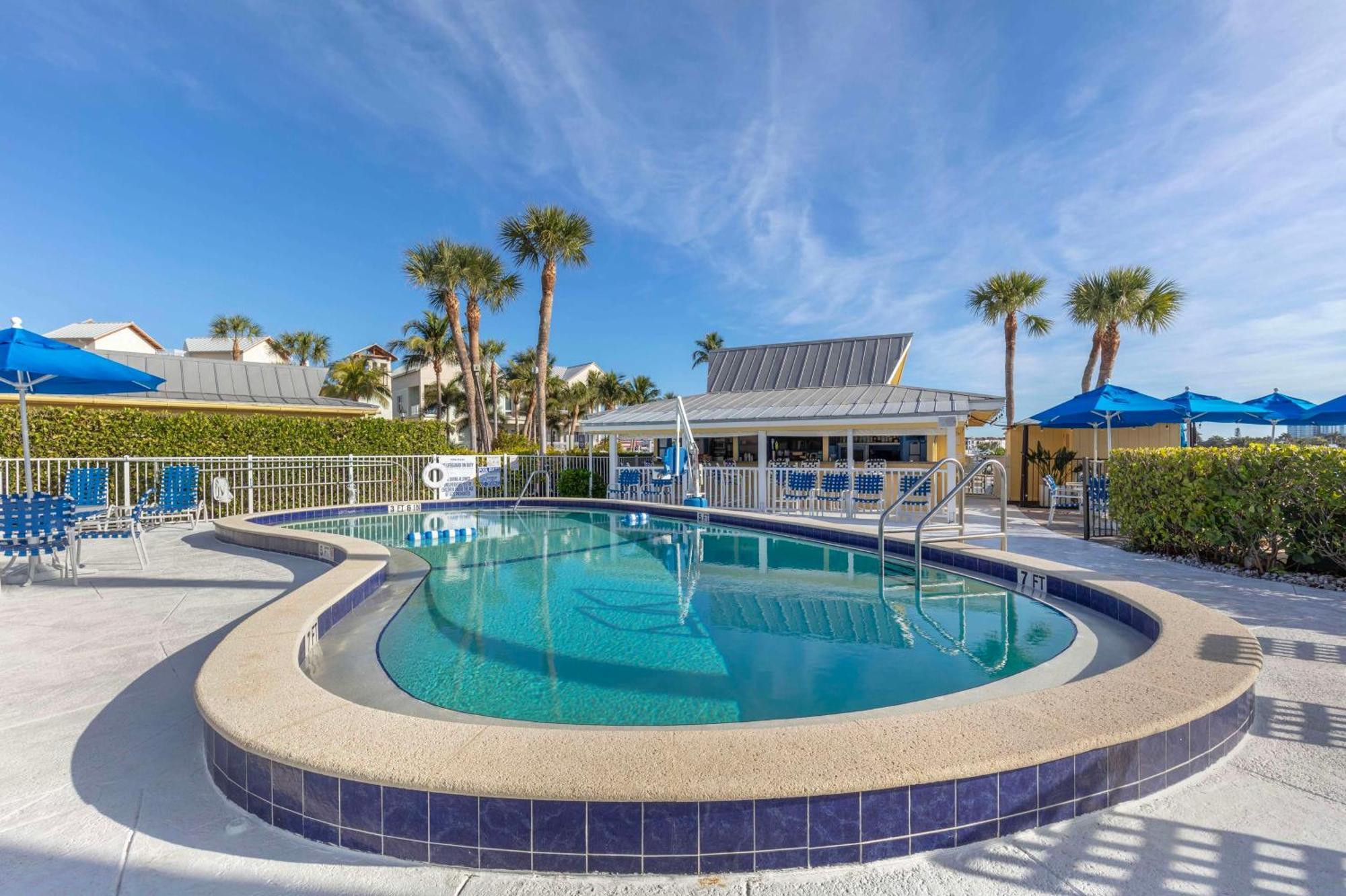 Отель Hilton Vacation Club Charter Club Naples Bay Экстерьер фото