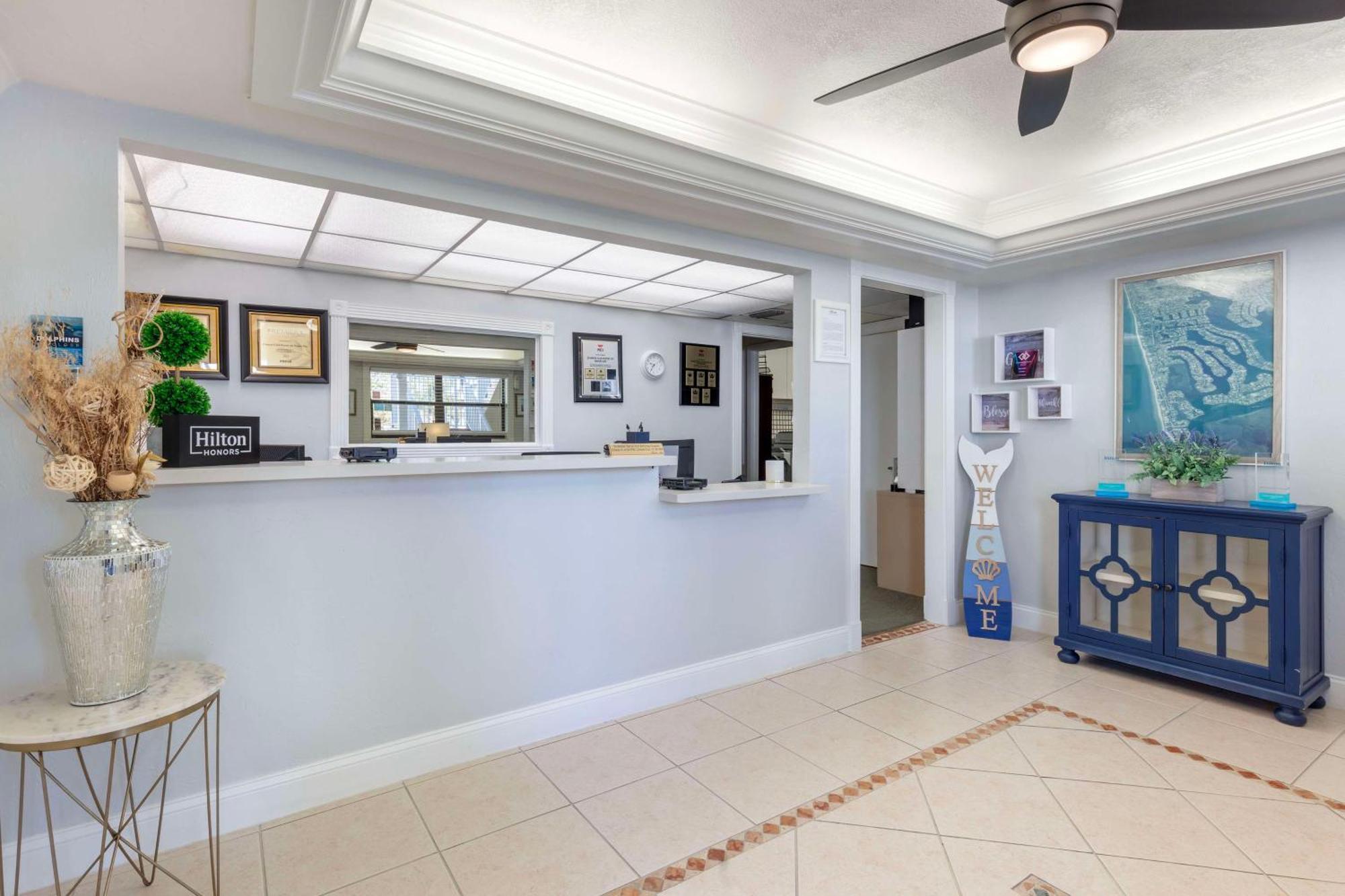 Отель Hilton Vacation Club Charter Club Naples Bay Экстерьер фото