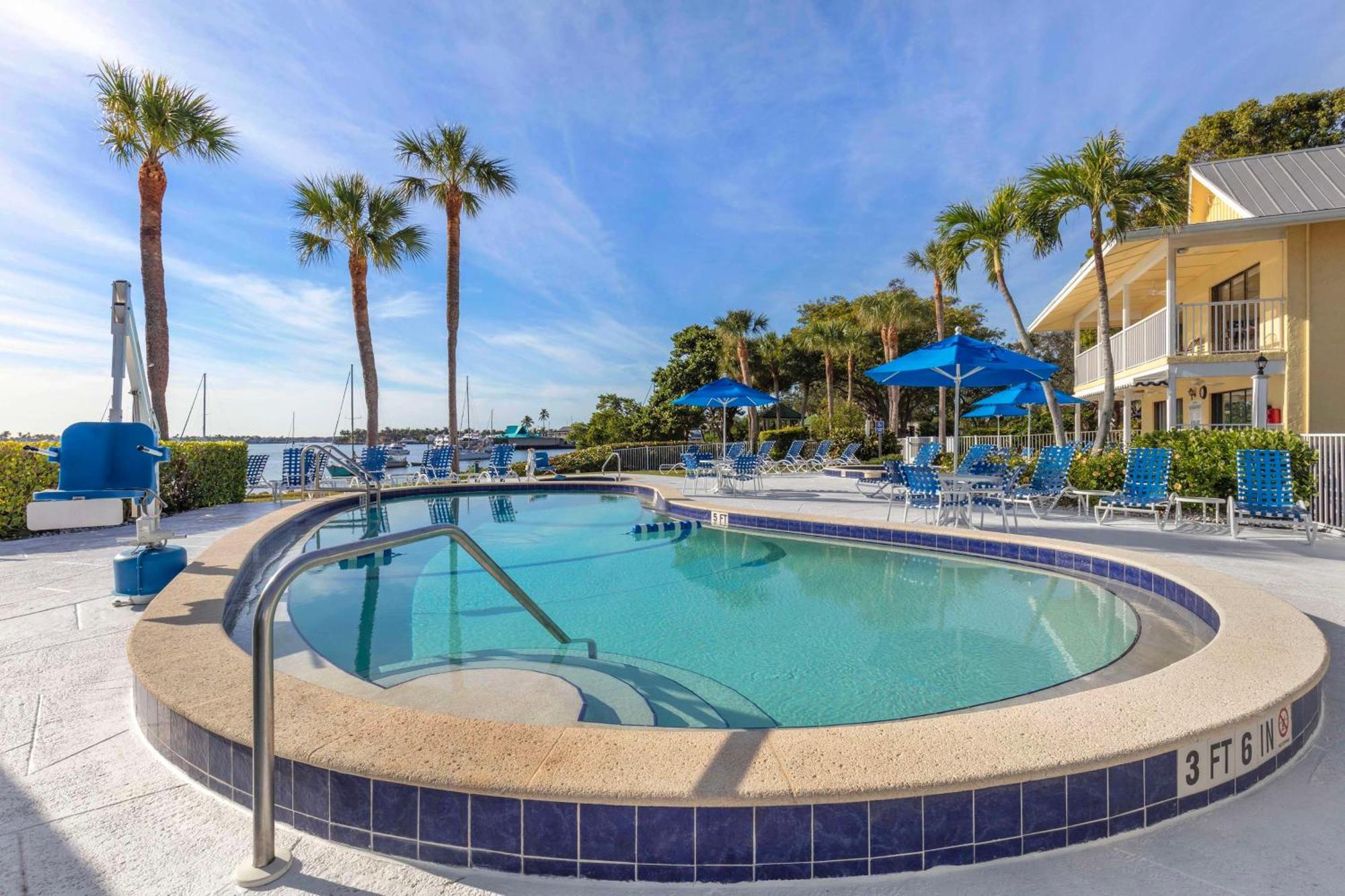 Отель Hilton Vacation Club Charter Club Naples Bay Экстерьер фото