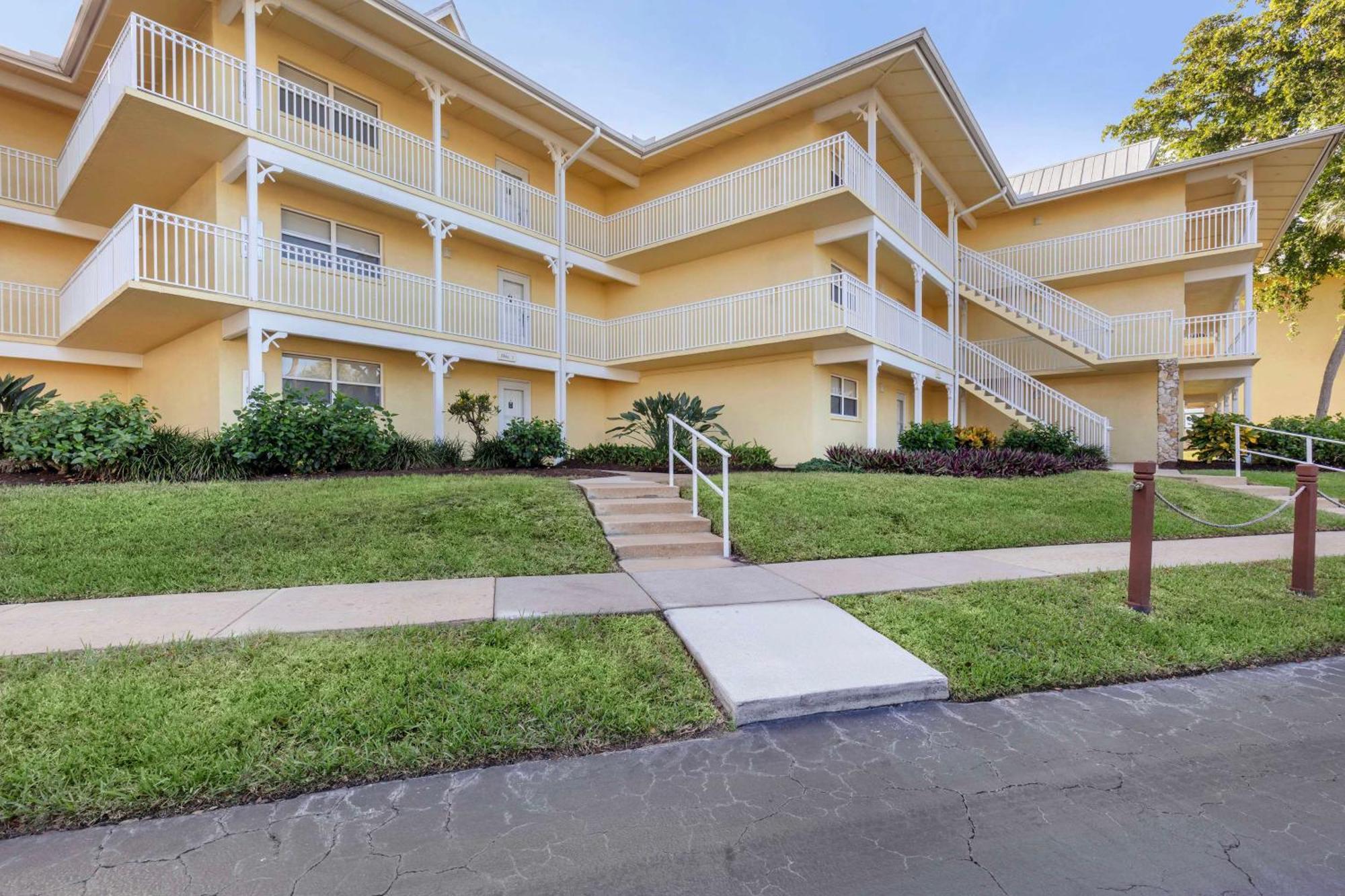 Отель Hilton Vacation Club Charter Club Naples Bay Экстерьер фото